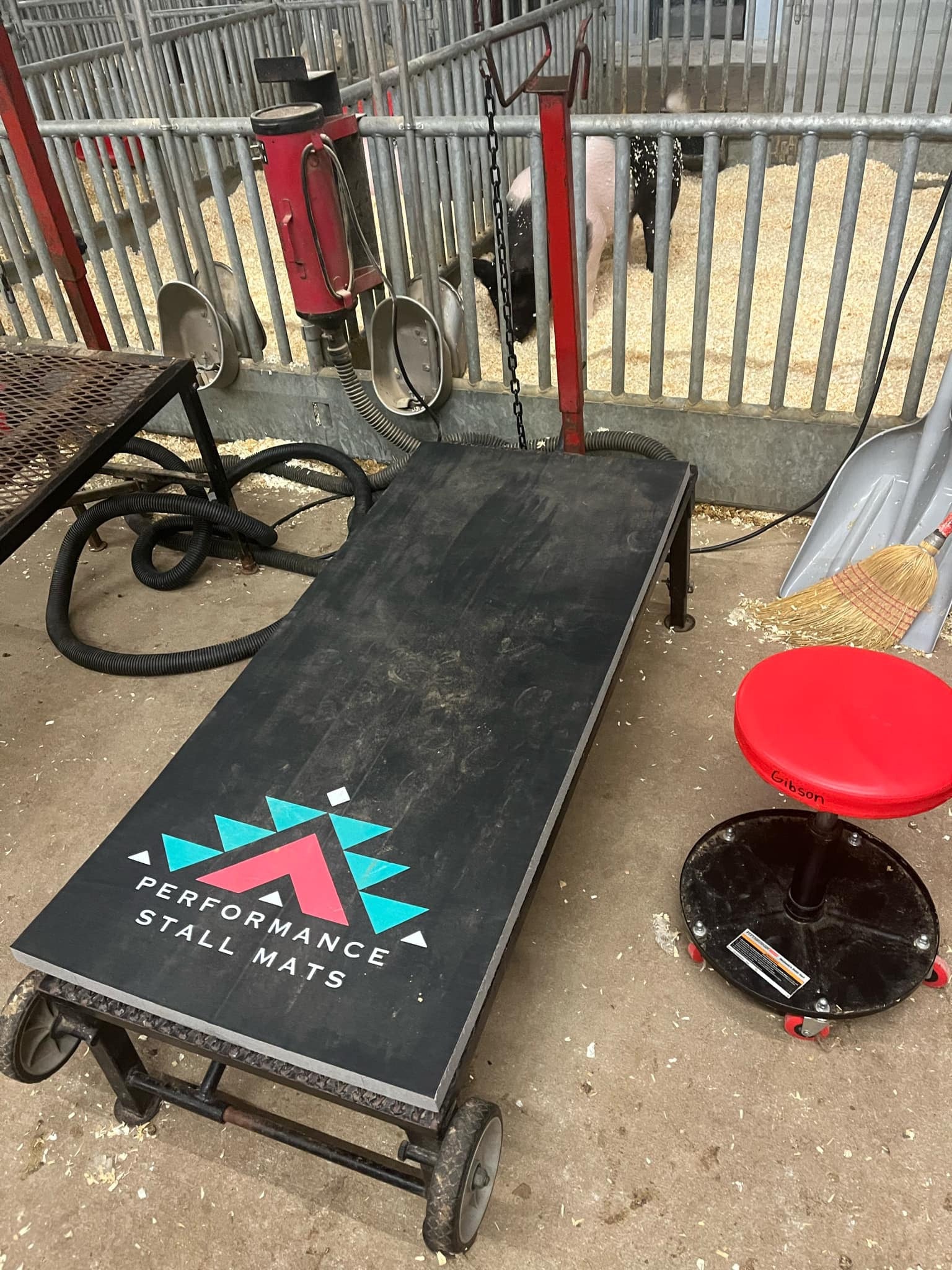 Livestock Fitting Stand Mat 51x23 – Roll-up non-slip mat for grooming and fitting stands